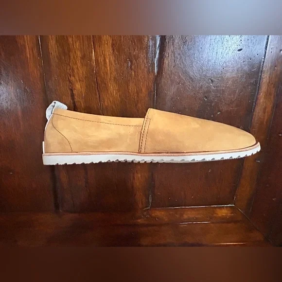 Sorel Ella Slip On Camel Brown Size 8.5  New with one spot on shoe. - Picture 12 of 12